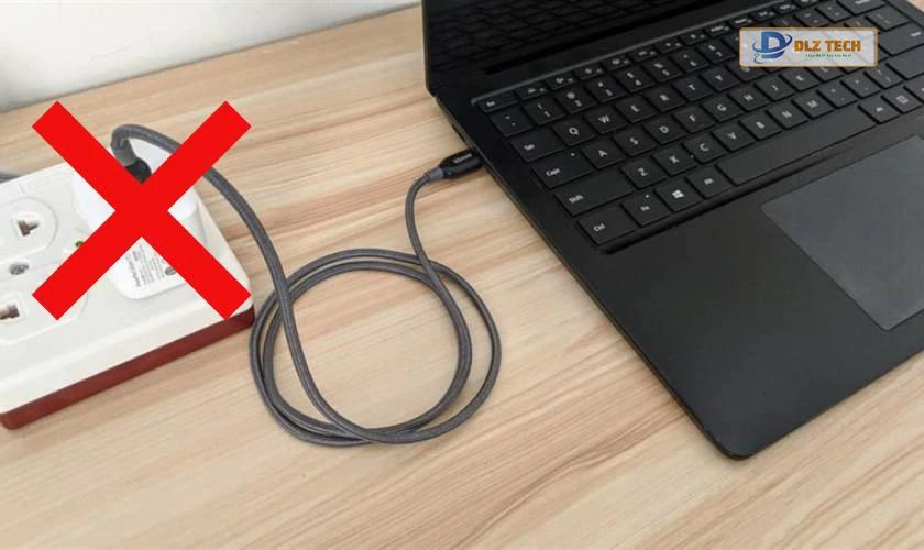 không được cắm sạc trong quá trình thực hiện cách vệ sinh bàn phím laptop