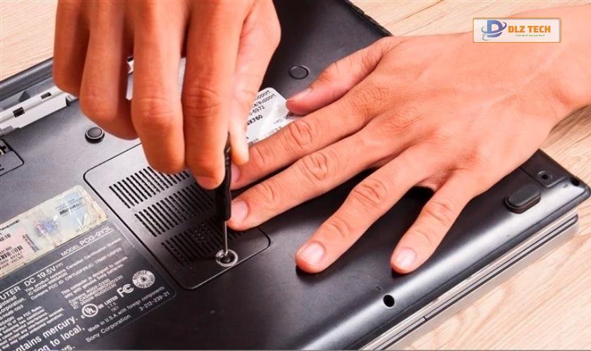 Tháo tấm bảo vệ RAM của máy tính