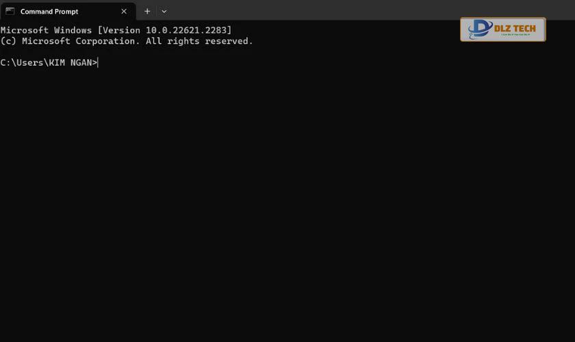 Cửa sổ Command Prompt hiện lên trên màn hình