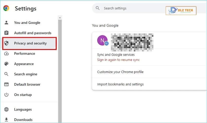 Nhấn vào tab Quyền riêng tư và bảo mật (Privacy and security)