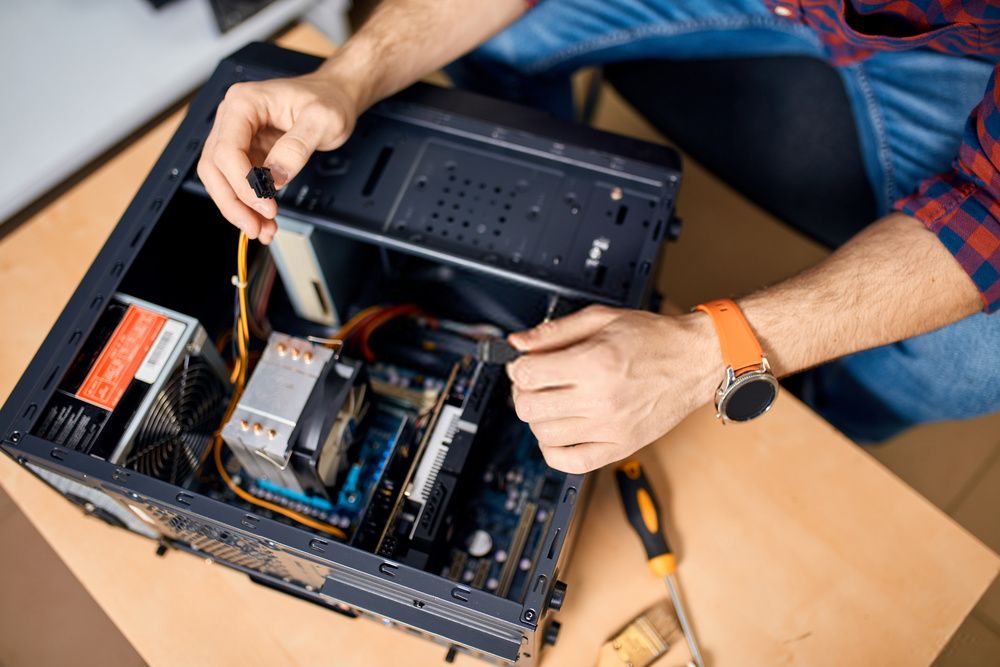 Vệ sinh MacBook để khắc phục lỗi MacBook bị kẹt phím