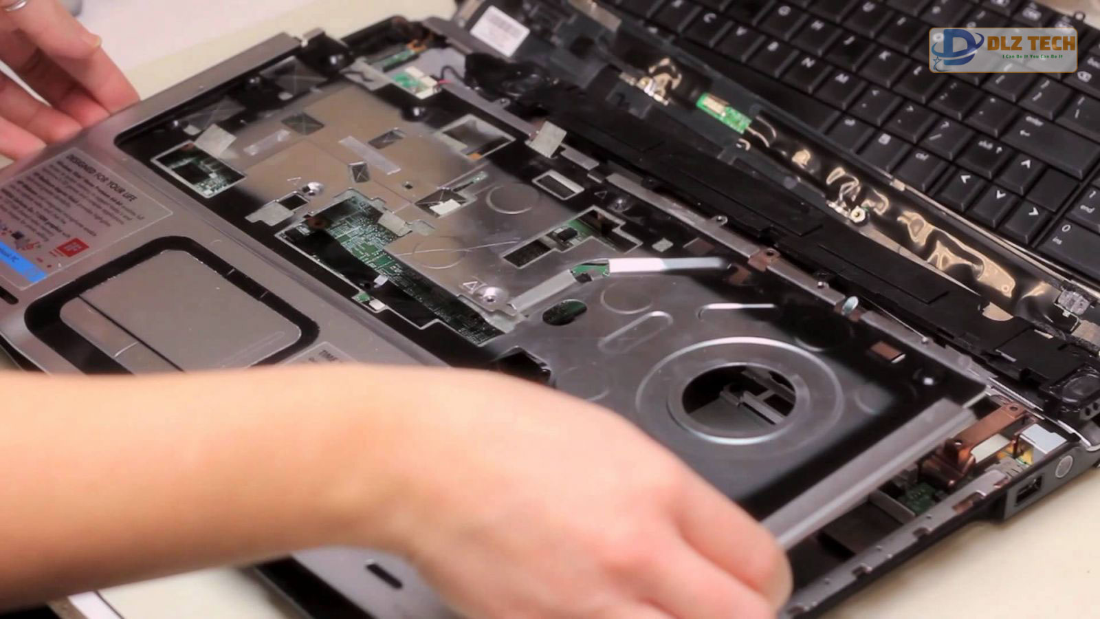Màn hình laptop bị đỏ do lỗi phần cứng Màn hình laptop bị đỏ do lỗi phần cứng